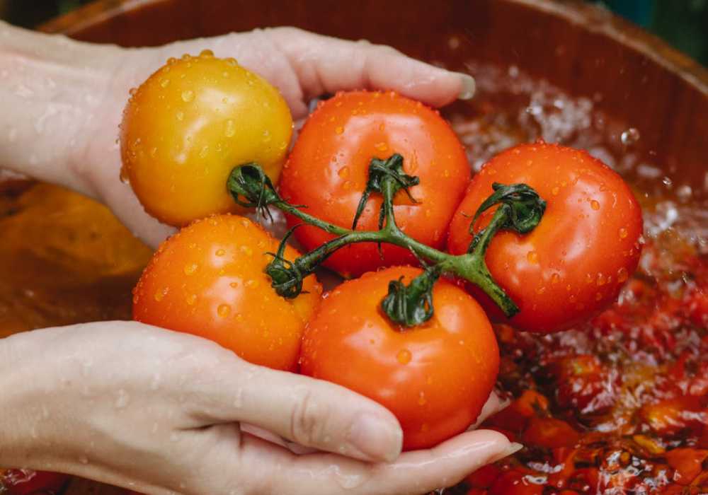 How To Use Tomato to get rid of Tan on Face and Neck